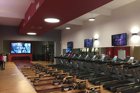 L'installation du mois : une ancienne chapelle transformée en salle de fitness reçoit de multiples écrans