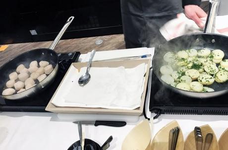 Chef Arnaud Thiry nous prépare sa version des Pommes de terre de l’ile de Ré avec les noix de Saint Jacques de l’ile de Ré Chef Arnaud Thiry nous prépare sa version des Pommes de terre de l’ile de Ré avec les noix de Saint Jacques de l’ile de Ré