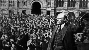 1919 Vladimir Lenin addressing soldiers in Moscow's Red Square (retourne)