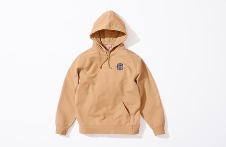 Supreme x Lacoste : une collaboration printanière au sommet de la hype Supreme x Lacoste : une collaboration printanière au sommet de la hype
