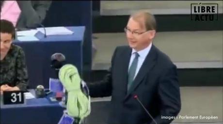 Un député belge s'en prend à Emmanuel Macron en lui offrant une corde Un député belge s'en prend à Emmanuel Macron en lui offrant une corde
