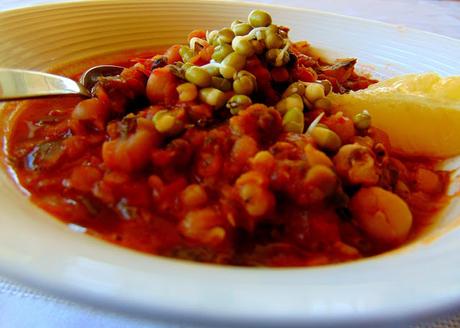 Soupe repas au sorgo, pois chiches, lentilles rouges et boulettes aux parfums marocains