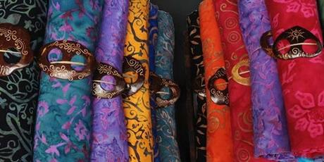 Paréos (sarong) sur un marché à Bali (Indonésie) Paréos (sarong) sur un marché à Bali (Indonésie)