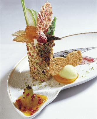 Millefeuille à la Cardamome et aux fruits rouges aux éclats de fleurs cristallisées