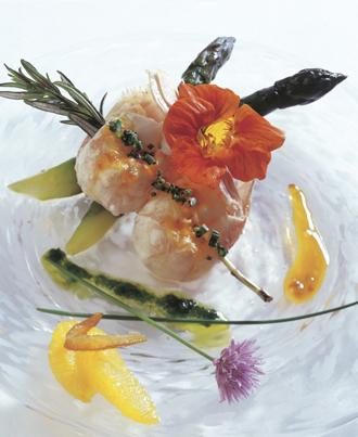 Brochette de langoustines fleurie au zeste d'orange confit