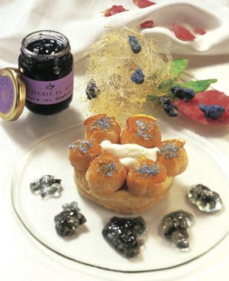 Petit Saint-Honoré au confit de fleurs de violettes et fleurs cristallisées