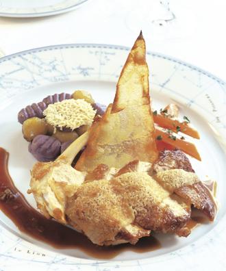 Suprême de Pintade Fermière Doré au Confit de Fleurs de Jasmin, Gnocchi de Pommes de Terre Vitelotte