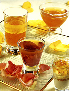 Gelée de sauternes et de champagne sur lit de rose, mousse de chocolat blanc à la fleur de jasmin