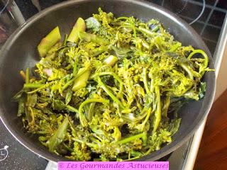 Pesto aux orties, asperges du jardin et fleurs de chou (Vegan)