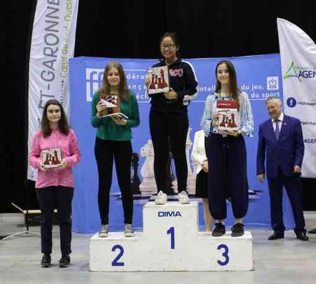 Le podium des filles de moins de 18 ans avec le titre de Championne de France 2018 pour la Monégasque Noela-Joyce LOMANDONG - Photo Fédération Française des Echecs