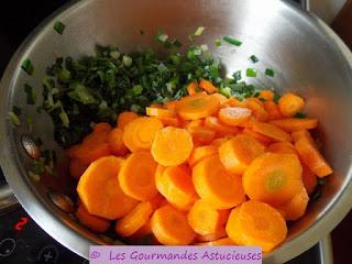 Terrine aux carottes avec une sauce aux noix
