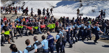 #GenerationIdentitaire se fait damer le pion par des centaines d’antifas #NOBorders ! #defendEurope