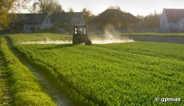 Un maire ne peut pas interdire les pesticides près des maisons de sa commune