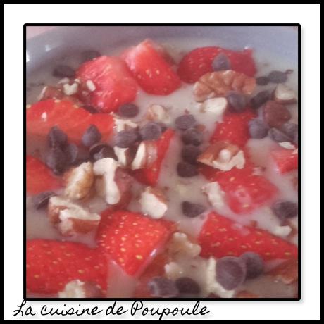 Porridge au lait d'amande, graine de chia, flocon de riz aux fraises Porridge au lait d'amande, graine de chia, flocon de riz aux fraises