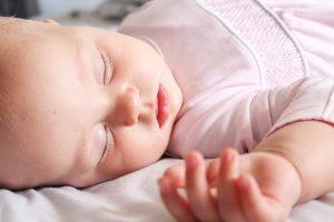 Protéger un bébé contre les cognements dans son lit