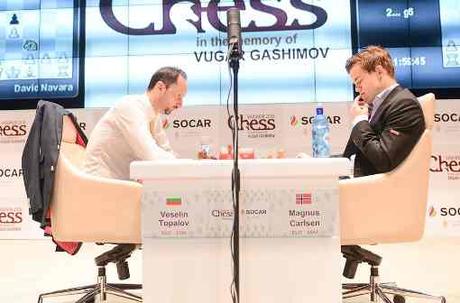 Magnus Carlsen l'emporte avec les Blancs sur Veselin Topalov - Photo © Shamkir