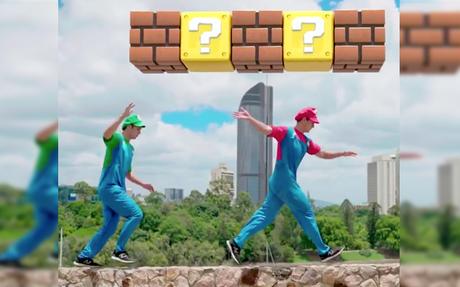 Deux frères réalisent un parkour en mode Mario Bros