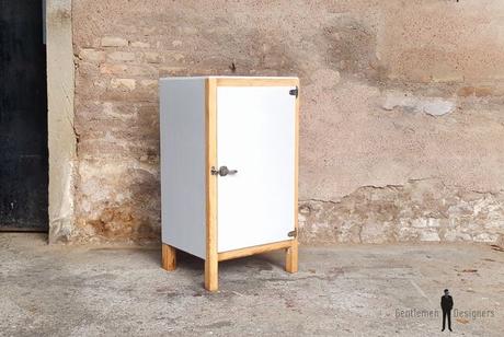 Gentlemen Designers Ancien frigo détourné en petit meuble bois et gris clair