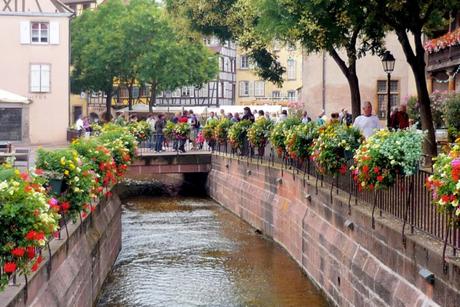 Le canal de la place de l'Ancienne Douane, Colmar © French Moments