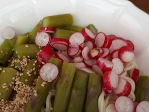 Salade de Nouilles aux Asperges et Saumon