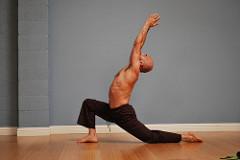 6 postures de yoga faciles posture fente avant