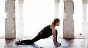 6 postures de yoga faciles fente avant