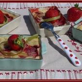 Clafoutis au yaourt, fraises et rhubarbe - Oh, la gourmande..