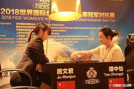 La première partie du championnat du monde féminin d'échecs s'est soldée par la nulle - Photo © Gu Xiaobing