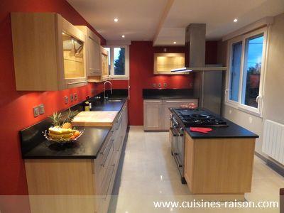Une cuisine rouge et esthétique dotée de fa§ades en chªne blanchi haut de gamme