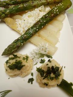 Asperges en 3 textures, mayonnaise sans huile de Jean-François Piège accompagnée d'herbes du jardin