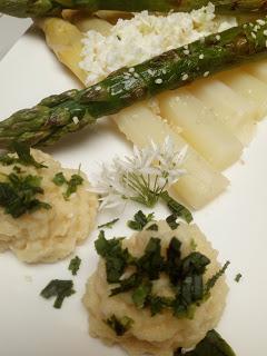Asperges en 3 textures, mayonnaise sans huile de Jean-François Piège accompagnée d'herbes du jardin