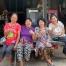 Thaïlande : Buppa (à droite) gère une épicerie en plus de cultiver du riz. Comme d'autres productrices de sa localité, elle est aussi impliquée dans des projets communautaires tels que la station de purification d'eau du village.
 Crédits : Lara Jouaux, I FEED GOOD pour Max Havelaar France 
