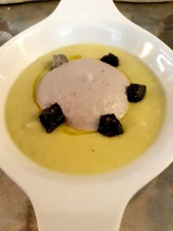 Soupe d'asperges blanches & vertes, crème d'oignons © Gourmets&co
