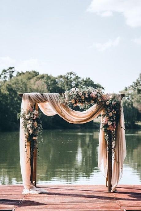 deco ceremonie laique arche mariage bord lac rose tissus
