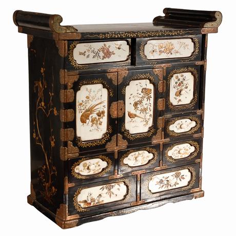 Meuble asie 19th C Japanese Lacquered Cabinet with Ivory Panels