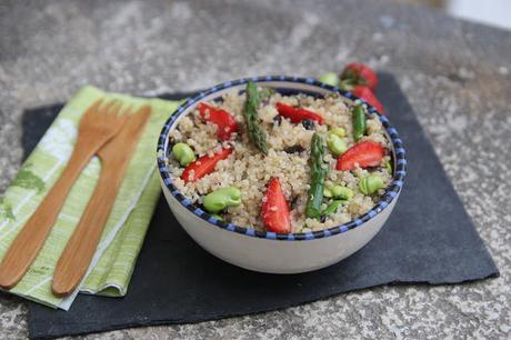 Cuillère et saladier : Salade de quinoa printanière au tartare d'algues (fraises, asperges,fèves)