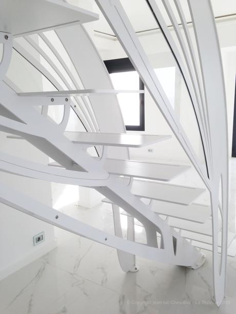 Grâce opaline: Escalier design chic et immaculé