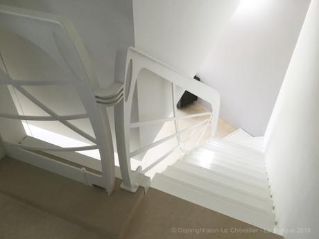 Grâce opaline: Escalier design chic et immaculé