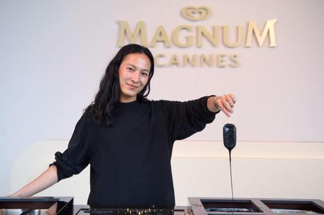 Bella Hadid & Alexander Wang enflamment la Plage Magnum sur la Croisette