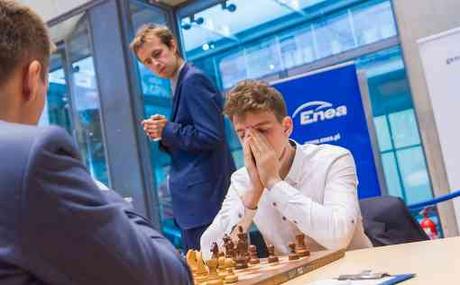 Jan-Krzysztof Duda en chemise blanche au championnat d'échecs polonais - Photo © site officiel