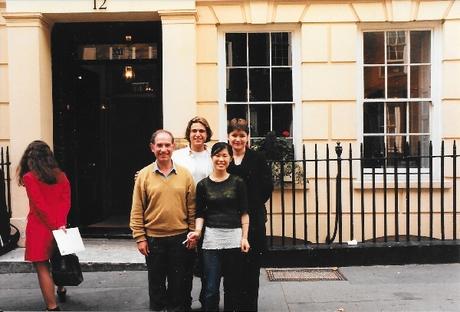 Londres cosmopolite, en 1998: au premier rang un Français (moi) et une Japonaise (Akiko), au second un Brésilien et une Kazakh