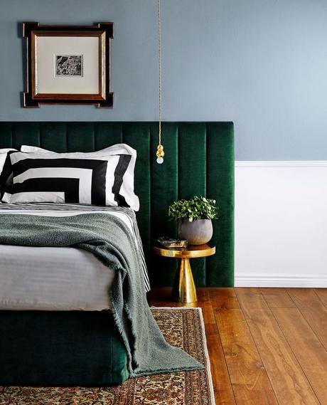 chambre tete de lit velours couleur vert canard emeraude suspension lampe laiton