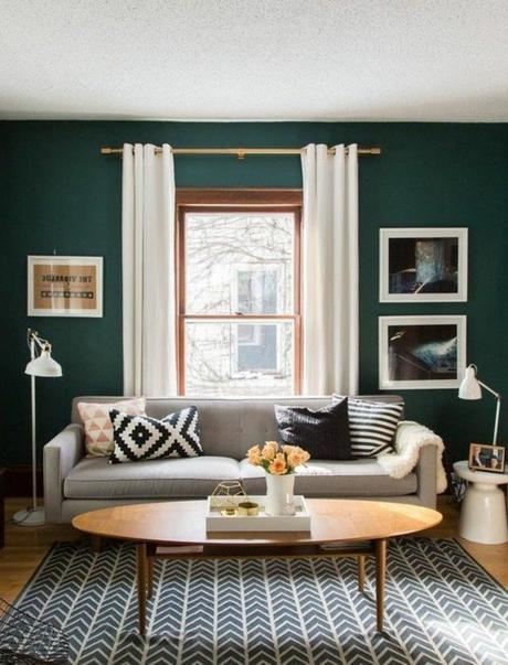 salon tendance couleur mur salon vert canard emeraude canape gris table ovale tapis en noir et blanc
