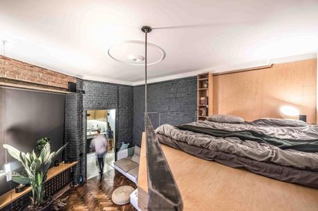 Un superbe mur de briques noir et beaucoup de bonnes idées dans cet appartement de 35 m²