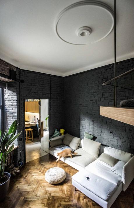 Un superbe mur de briques noir et beaucoup de bonnes idées dans cet appartement de 35 m²