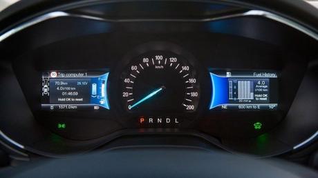 Un écran qui vous permet de savoir où vous en êtes entre l’électrique et le thermique - Ford Mondeo Hybrid Un écran qui vous permet de savoir où vous en êtes entre l’électrique et le thermique - Ford Mondeo Hybrid