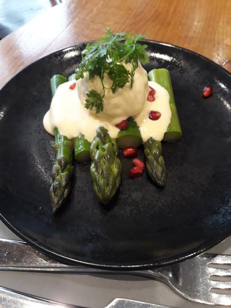 Asperges vertes, sauce mousseline © Gourmets&co Asperges vertes, sauce mousseline © Gourmets&co