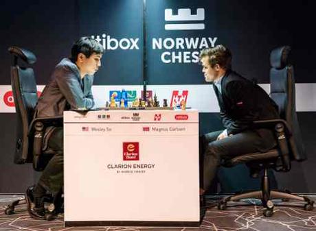 Contre toute attente l'Américain Wesley So défait le champion du monde d'échecs Magnus Carlsen sur une défense semi-slave en 44 coups - Photo © site officiel