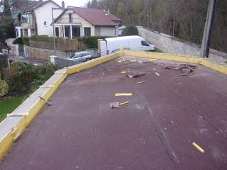 Séchage du béton armé Finalisation du support de toiture avant la pose des panneaux photovoltaïque