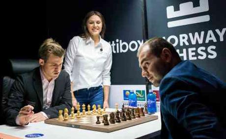 Magnus Carlsen n'a pu obtenir que le partage du point face à Mamedyarov - Photo © site officiel